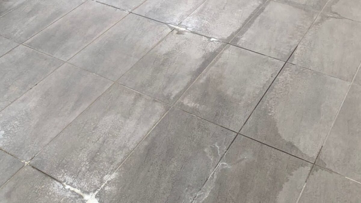 Macchie bianche di risalita di sali e calcare su terrazza esterna in gres