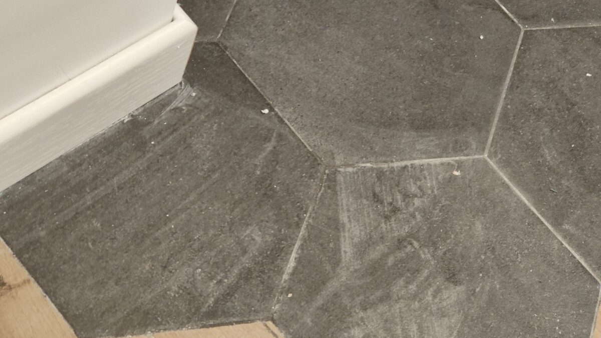 Macchie di stucco su Piastrelle Esagonali in Gres